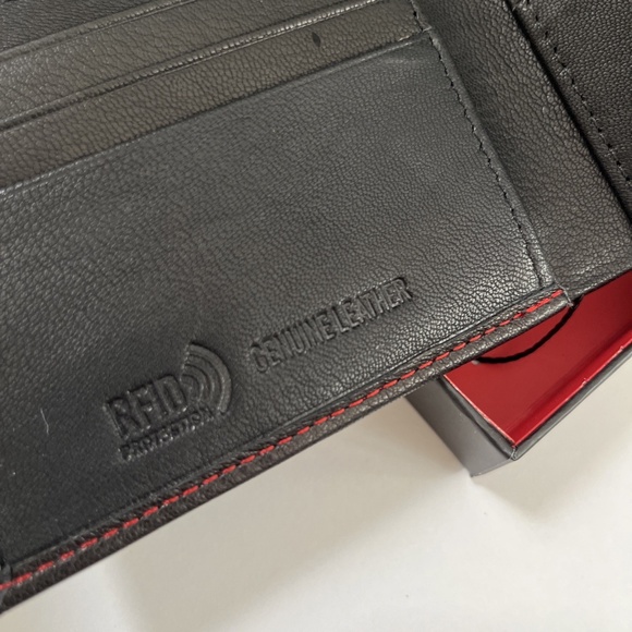 TRUE RELIGION Black Leather Bifold Wallet Red Logo Boxed RFID Gift for Men NWT - Picture 7 of 7